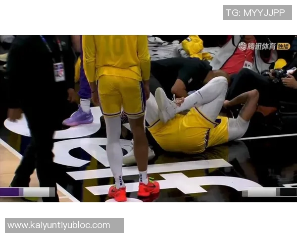 浓眉首节疑似崴脚退场4分4篮板1抢断望无大碍 浓眉首节疑似崴脚退场4分4篮板1抢断望无大碍